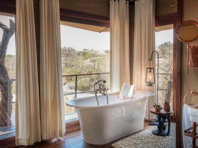 mwiba_lodge_-_tented_suite_bathtub2